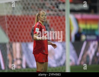 München, Deutschland, 04. November2024: Fussball, FRAUEN, GOOGLE PIXEL FRAUEN-BUNDESLIGA, Saison 2024/2025, FC Bayern München - Eintracht Francoforte, Campus Glodis Perla Viggosdottir (FC Bayern München) Kopf, Oberkörper, Blick nach rechts Foto Stock