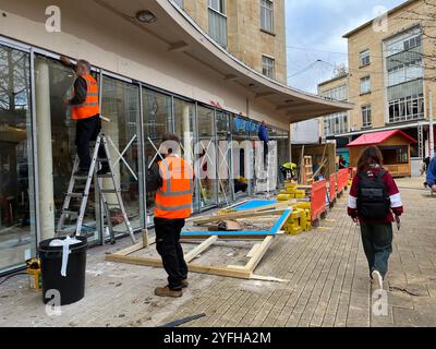 Lavori di riparazione in corso della Barclays Bank a Bristol, che è stata attaccata dagli attivisti dell'azione palestinese, che hanno distrutto il vetro e spruzzato vernice rossa. Foto Stock