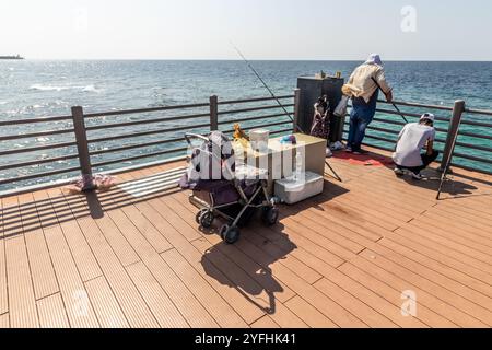 JEDDAH, ARABIA SAUDITA - 16 NOVEMBRE 2021: Pescatori al lungomare di Corniche a Jeddah, Arabia Saudita Foto Stock