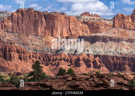 Vista panoramica delle rocce di arenaria rossa dal Sunset Point nel Capitol Reef National Park Foto Stock