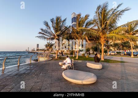 JEDDAH, ARABIA SAUDITA - 16 NOVEMBRE 2021: Passeggiata lungo la Corniche a Jeddah, Arabia Saudita Foto Stock