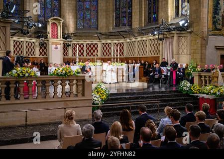 Papa Francesco parla alla comunità cattolica di Lussemburgo nella cattedrale di Notre-Dame durante la sua visita apostolica in Lussemburgo. Foto Stock