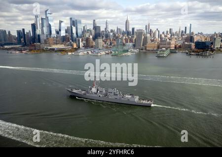 New York, Stati Uniti. 4 novembre 2024. Il cacciatorpediniere missilistico guidato classe Arleigh Burke USS John Basilone della Marina degli Stati Uniti passa lo skyline di Manhattan sulla strada per il molo 88 per essere nominato la nuova nave della marina, il 4 novembre 2024 a New York City, New York. Crediti: EJ Hersom/DOD Photo/Alamy Live News Foto Stock