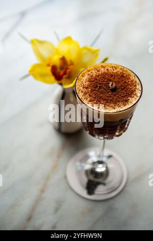 Delizioso espresso Martini con sfondo semplice Foto Stock