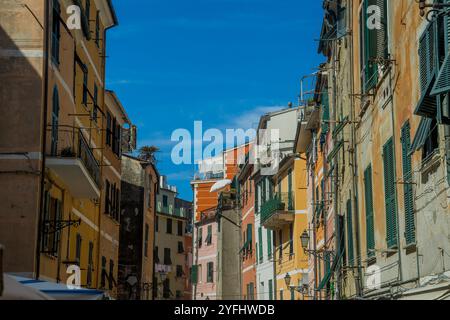 Scena di strada con case lungo la via Roma nel paese di Vernazza, cinque Terre, provincia di la Spezia, parte della regione Liguria, nord i Foto Stock