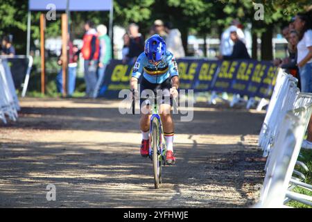 Pontevedra, Spagna, 3 novembre 2024: Ciclista belga Fleur Moors (11) durante la gara femminile U23 dei Campionati europei di ciclocross 2024, il 3 novembre 2024, a Pontevedra, Spagna. Crediti: Alberto Brevers / Alamy Live News. Foto Stock