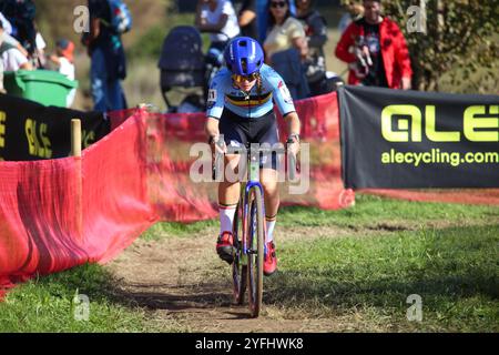 Pontevedra, Spagna, 3 novembre 2024: Ciclista belga Fleur Moors (11) durante la gara femminile U23 dei Campionati europei di ciclocross 2024, il 3 novembre 2024, a Pontevedra, Spagna. Crediti: Alberto Brevers / Alamy Live News. Foto Stock