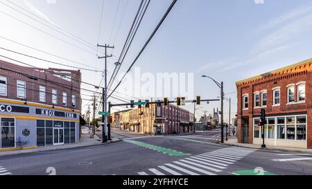 KNOXVILLE, TENNESSEE, USA - SETTEMBRE 22, 2024: Storica intersezione tra Central e Broadway con edifici dell'inizio del XX secolo. Foto Stock