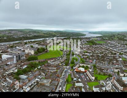 Vista aerea con droni di Londonderry, Irlanda del Nord Foto Stock