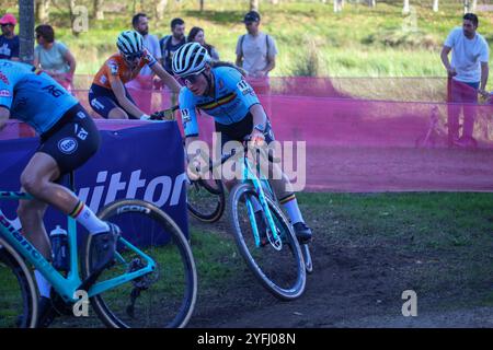 Pontevedra, Spagna, 3 novembre 2024: La ciclista belga Alicia Franck (11) durante la gara d'élite femminile dei Campionati europei di ciclocross 2024, il 3 novembre 2024, a Pontevedra, Spagna. Crediti: Alberto Brevers / Alamy Live News. Foto Stock