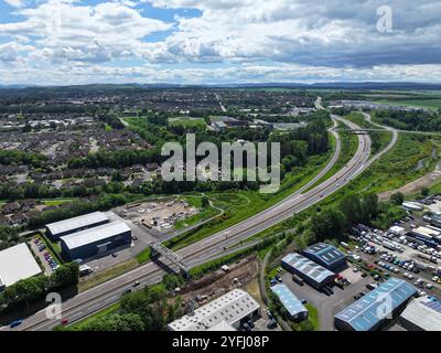 Vista aerea con droni della strada a doppia carreggiata A9 a Inveralmond Perth Foto Stock