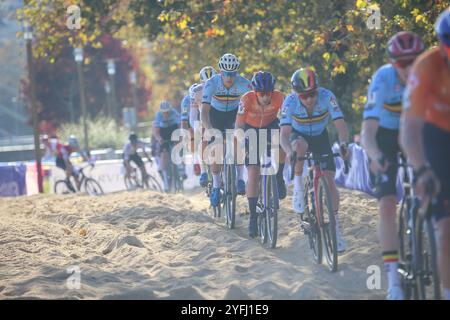 Pontevedra, Spagna, 3 novembre 2024: Il ciclista olandese Lars Van der Haar (9) durante la gara d'élite maschile dei Campionati europei di ciclocross 2024, il 3 novembre 2024, a Pontevedra, Spagna. Crediti: Alberto Brevers / Alamy Live News. Foto Stock