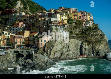 Vista delle case colorate di Manarola, costruite su un'alta roccia a 70 metri sul livello del mare, cinque Terre, provincia di la Spezia, parte della regione di L. Foto Stock