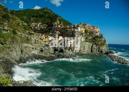 Vista delle case colorate di Manarola, costruite su un'alta roccia a 70 metri sul livello del mare, cinque Terre, provincia di la Spezia, parte della regione di L. Foto Stock