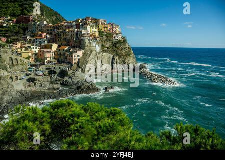 Vista delle case colorate di Manarola, costruite su un'alta roccia a 70 metri sul livello del mare, cinque Terre, provincia di la Spezia, parte della regione di L. Foto Stock