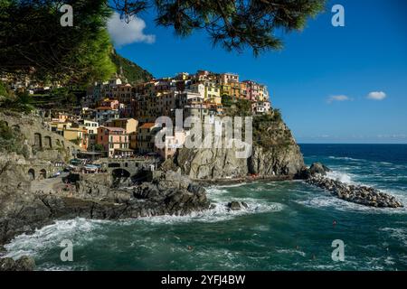 Vista delle case colorate di Manarola, costruite su un'alta roccia a 70 metri sul livello del mare, cinque Terre, provincia di la Spezia, parte della regione di L. Foto Stock