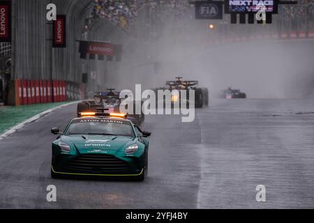 Autodromo Jose Carlos Pace, quindi Paulo, Brasile. 3.November.2024; Safety car deproyed durante il Gran Premio di Formula 1 del Brasile crediti: Jay Hirano/AFLO/Alamy Live News Foto Stock