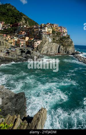 Vista delle case colorate di Manarola, costruite su un'alta roccia a 70 metri sul livello del mare, cinque Terre, provincia di la Spezia, parte della regione di L. Foto Stock