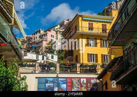 Scena di strada con case colorate di Manarola, cinque Terre, provincia di la Spezia, parte della regione Liguria, Italia settentrionale. Foto Stock