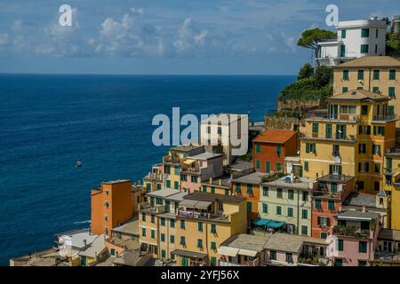 Veduta delle case colorate costruite sulle rocce nel villaggio di Riomaggiore, cinque Terre, provincia di la Spezia, parte della regione Liguria, a nord Foto Stock