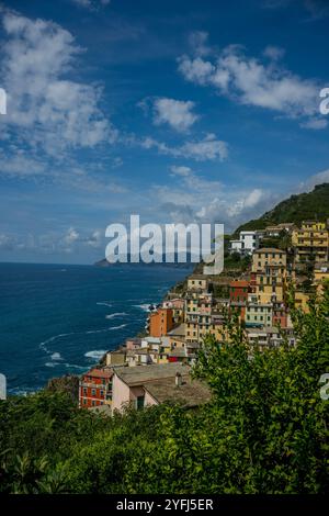 Veduta delle case colorate costruite sulle rocce nel villaggio di Riomaggiore, cinque Terre, provincia di la Spezia, parte della regione Liguria, a nord Foto Stock