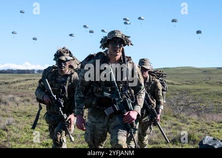 Pohakuloa Training area, Hawaii, Stati Uniti. 7 ottobre 2024. I soldati dell'esercito degli Stati Uniti del 3rd Battalion, 509th Parachute Infantry Regiment arrivano alla Pohakuloa Training area, Hawaii, 7 ottobre 2024, durante il Joint Pacific Multinational Readiness Center 25-1. Il Joint Pacific Multinational Readiness Center (JPMRC) è il più recente Centro di addestramento al combattimento (CTC) dell'esercito e genera prontezza negli ambienti e nelle condizioni in cui le nostre forze sono più propensi a operare. JPMRC 25-01 include partecipanti alla formazione provenienti da tutta la forza congiunta degli Stati Uniti e da alleati e partner multinazionali. (Immagine di credito: © John Foto Stock