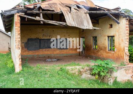 Una scuola in rovina a Buikwe, in Uganda. Foto Stock