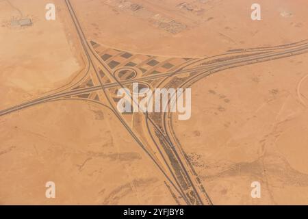 Vista aerea di un incrocio autostradale vicino all'aeroporto internazionale King Khalid di Riyad, Arabia Saudita Foto Stock