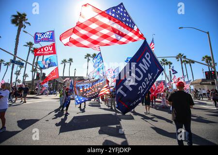 Huntington Beach, California, Stati Uniti. 3 novembre 2024. Centinaia di sostenitori dell'ex presidente Trump si riversano nell'intersezione tra la Pacific Coast Highway e Main Street a Huntington Beach. Il Pier Plaza è diventato un luogo di raduno per le attività politiche che hanno portato alle elezioni del 5 novembre. (Credit Image: © Ron Lyon/ZUMA Press Wire) SOLO PER USO EDITORIALE! Non per USO commerciale! Foto Stock
