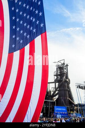 Pittsburgh, Stati Uniti. 4 novembre 2024. I sostenitori del vicepresidente Kamala Harris si riuniscono al Carrie Blast Furnaces per un raduno del GOTV a Rankin, Pennsylvania vicino a Pittsburgh lunedì 4 novembre 2024, alla vigilia delle elezioni degli Stati Uniti. Foto di Archie Carpenter/UPI. Crediti: UPI/Alamy Live News Foto Stock