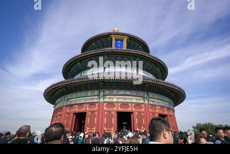 Pechino, Cina - 20 ottobre 2024: I turisti si affollano al Tempio del Paradiso. Popolare punto di riferimento turistico e destinazione di viaggio a Pechino. Foto Stock