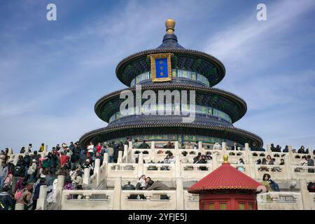 Pechino, Cina - 20 ottobre 2024: I turisti si affollano al Tempio del Paradiso. Popolare punto di riferimento turistico e destinazione di viaggio a Pechino. Foto Stock