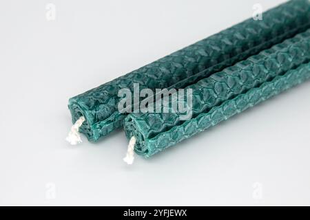 Candele di cera d'api verdi fatte a mano in rotoli, STILL Life Foto Stock