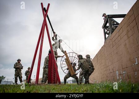 Port Clinton, Ohio, Stati Uniti. 25 settembre 2024. I membri dell'Ohio Air National Guard si allenano sulla riva del lago Erie durante il Leadership Symposium 2024 a Camp Perry, Ohio, 23-26 settembre 2024. L'evento è stato progettato per migliorare i leader attuali e futuri combinando sviluppo professionale, formazione sulla preparazione, sfide di leadership ed esercizi di team building. (Immagine di credito: © Joe Harwood/U.S. National Guard/ZUMA Press Wire) SOLO PER USO EDITORIALE! Non per USO commerciale! Foto Stock