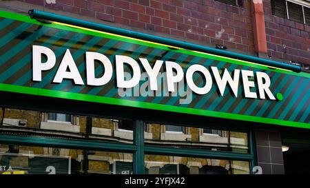 Londra, Regno Unito - 20 settembre 2024 - firma alla società irlandese di gioco d'azzardo Paddy Power in primo piano Foto Stock