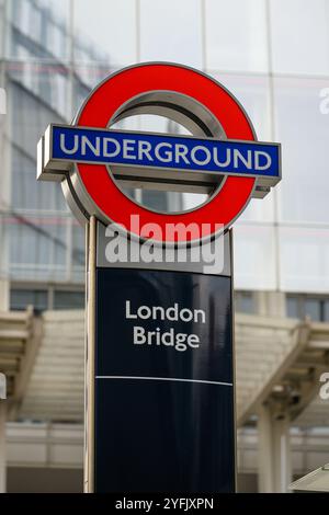 Londra, Regno Unito - 21 settembre 2024; cartello circolare della metropolitana con testo del London Bridge Foto Stock