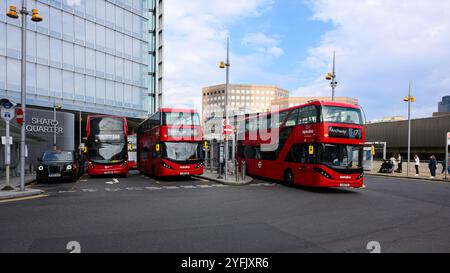 Londra, Regno Unito - 21 settembre 2024; autobus rossi a due piani presso il London Bridge The Shard Foto Stock