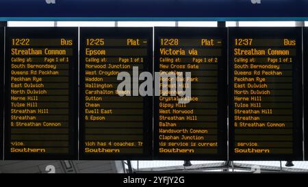 Londra, Regno Unito - 21 settembre 2024; scheda di depaarture digitale per il servizio ferroviario alla stazione di London Bridge Foto Stock