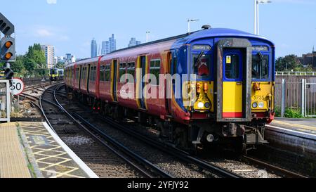 Londra, Regno Unito - 21 settembre 2024; treno South Western Railway Classe 455 per Strawberry Hill Foto Stock