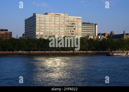 Londra, Regno Unito - 20 settembre 2024 - edificio del St Thomas' Hospital lungo il Tamigi che si illumina di luce serale Foto Stock