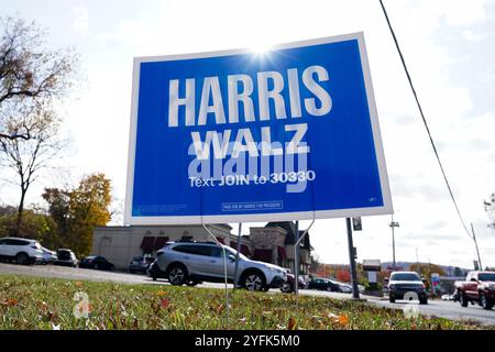 Un cartello della campagna Harris-Walz si trova il 4 novembre 2024, su Emmaus Avenue a Emmaus, Pennsylvania. Foto Stock