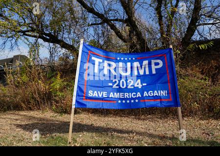 Un cartello della campagna Trump è visto il 4 novembre 2024, su Emmaus Avenue a Emmaus, Pennsylvania. Foto Stock