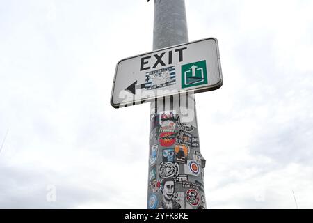 Cartello di uscita coperto da adesivi – Charleroi, Belgio – 20 ottobre 2024 Foto Stock