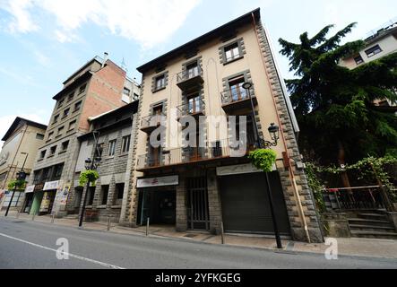 Splendidi edifici lungo Av. Príncep Benlloch num ad Andorra la Vella, Andorra. Foto Stock