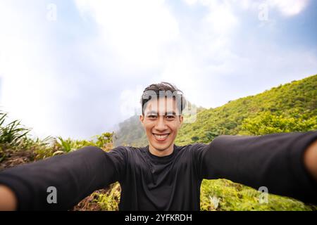 Selfie del viaggiatore solo al Mountain Summit. Splendida vista da Mountain Top. Foto Stock