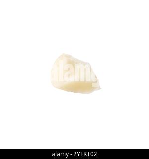 Pezzo di noce di macadamia isolato su bianco Foto Stock