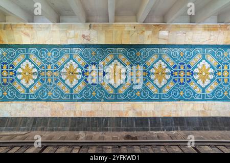 Decorazioni a mosaico della stazione di Paxtakor della metropolitana di Tashkent Foto Stock