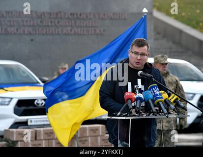 KIEV, UCRAINA - 4 NOVEMBRE 2024 - il Ministro della difesa della Lituania Laurynas Kasciunas parla durante la cerimonia di consegna dall'Agenzia centrale di gestione dei progetti (CPVA) lituana al Ministero della difesa dell'Ucraina di veicoli e attrezzature di sminamento acquistati dal fondo Demining Capability Coalition sotto la guida di Lituania e Islanda al Museo Nazionale della storia dell'Ucraina nella seconda guerra mondiale, Kiev, capitale dell'Ucraina Foto Stock