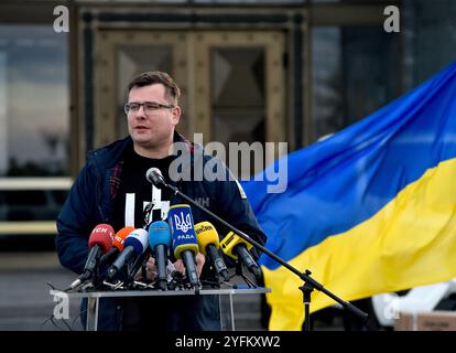 KIEV, UCRAINA - 4 NOVEMBRE 2024 - il Ministro della difesa della Lituania Laurynas Kasciunas parla durante la cerimonia di consegna dall'Agenzia centrale di gestione dei progetti (CPVA) lituana al Ministero della difesa dell'Ucraina di veicoli e attrezzature di sminamento acquistati dal fondo Demining Capability Coalition sotto la guida di Lituania e Islanda al Museo Nazionale della storia dell'Ucraina nella seconda guerra mondiale, Kiev, capitale dell'Ucraina Foto Stock