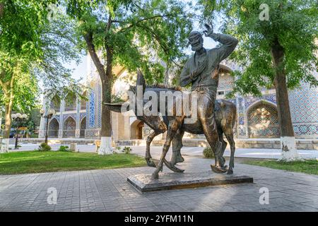 Monumento Khoja Nasreddin Efendi nel centro storico di Bukhara Foto Stock